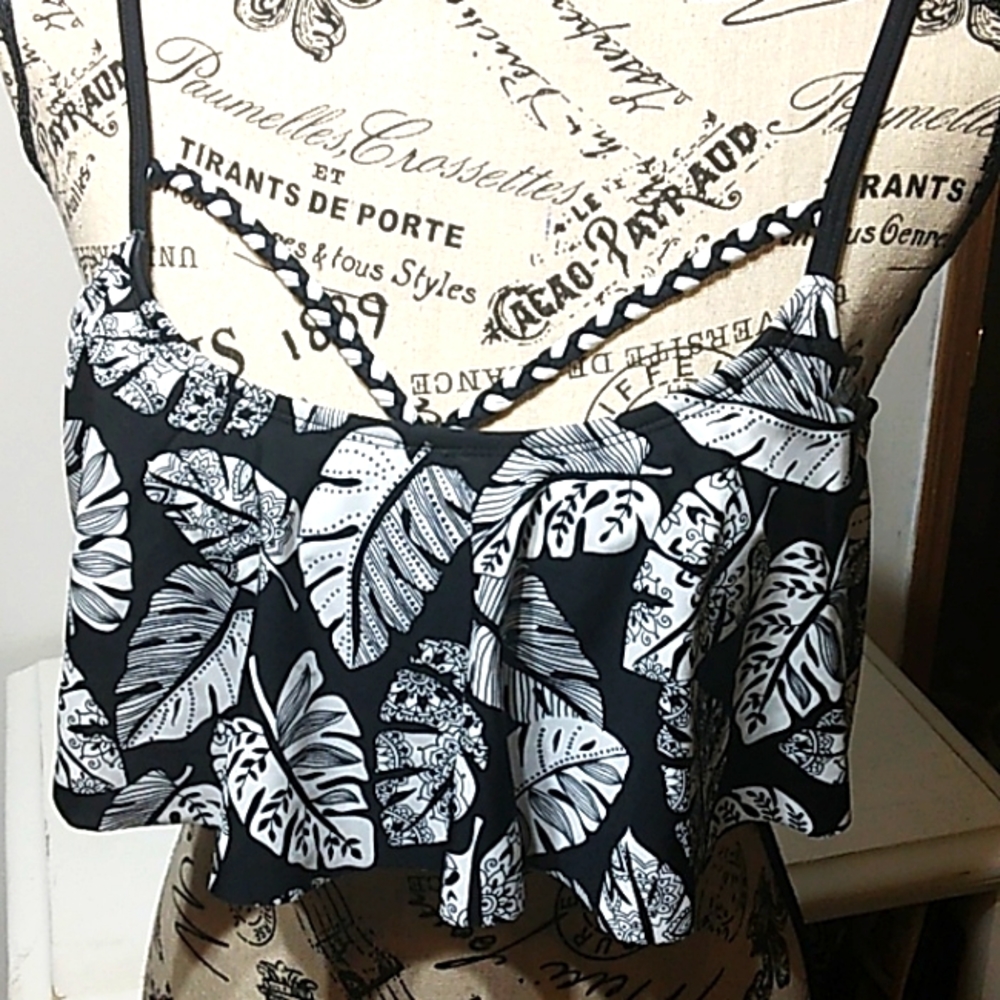 Red Camel black & white Palm Leaf flounce bikini top - large. EUC